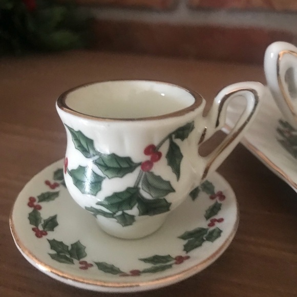 Rare Vintage Miniature Holly Berries Gold Trim Tea Set - Picture 3 of 8